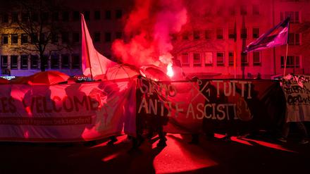 Ein antifaschistisches Aktionsbündnis demonstriert in der Innenstadt.