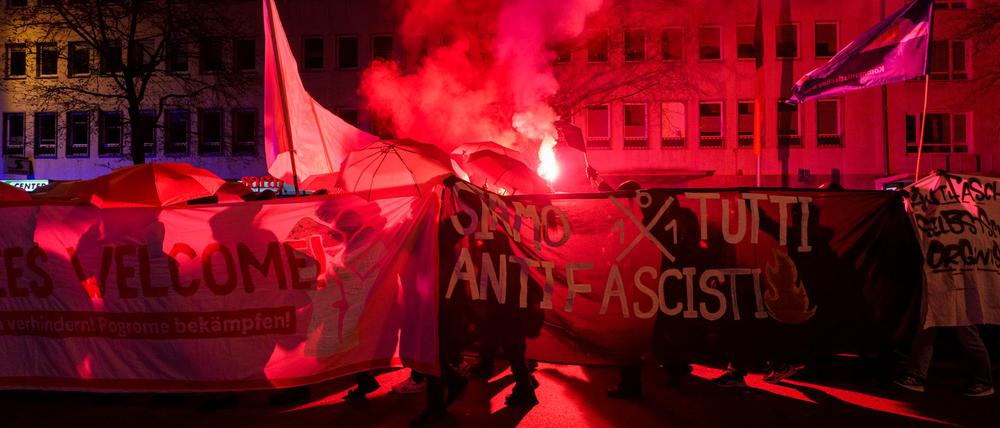 Ein antifaschistisches Aktionsbündnis demonstriert in der Innenstadt.