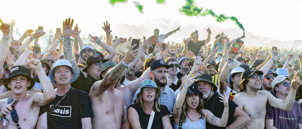 Symbolbild: Oasis-Fans besuchen das Konzert im Heaton Park, Manchester am 11.07.2025.