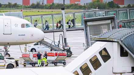  Afghaninnen und Afghanen mit Aufnahmezusage sind mit einem Linienflug aus der pakistanischen Hauptstadt Islamabad in Hannover ankommen.