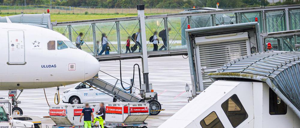Afghaninnen und Afghanen mit Aufnahmezusage sind mit einem Linienflug aus der pakistanischen Hauptstadt Islamabad in Hannover ankommen.