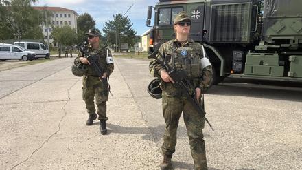 Heimatschützer aus Berlin üben einen Streifengang im Convoy Support Center in Beelitz.