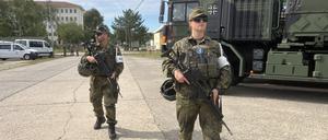 Heimatschützer aus Berlin üben einen Streifengang im Convoy Support Center in Beelitz.
