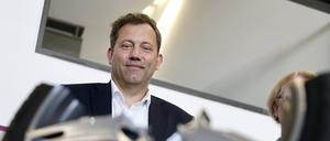Bundesfinanzminister Lars Klingbeil bei seinem Besuch bei Evonik in Wesseling.