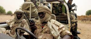 Soldaten der Rebellenorganisation „Sudanesische Befreiungsarmee“ (SLA) in Darfur. Am Montag ereignete sich in der Region ein schwerer Erdrutsch. 