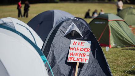 Nordrhein-Westfalen, Köln: „Nie wieder Wehrpflicht“ steht auf einem Schild im Protestcamp des Bündnisses „Rheinmetall Entwaffnen“.