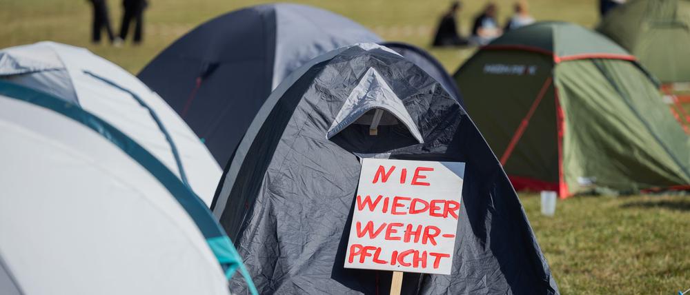 Nordrhein-Westfalen, Köln: „Nie wieder Wehrpflicht“ steht auf einem Schild im Protestcamp des Bündnisses „Rheinmetall Entwaffnen“.