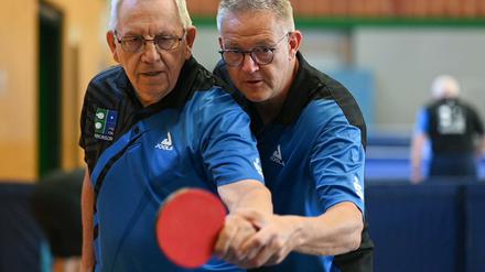 Tischtennis-Training mit Parkinson-Patienten: Sven Hinrichs (r) vom Verein PingPongParkinson in Warsingsfehn. 