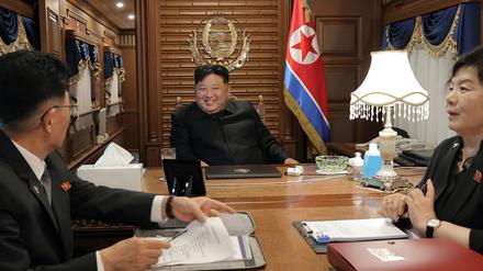 Dieses Bild soll den gut aufgelegten Kim Jong Un in seinem Sonderzug auf dem Weg nach China zeigen.