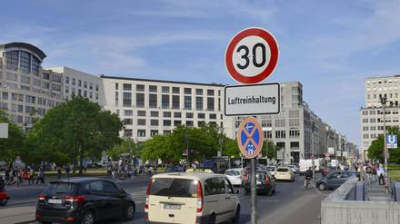 In der Leipziger Straße in Mitte steht ein Tempo-30-Schild mit dem Hinweis der Luftreinhaltung. 