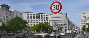 In der Leipziger Straße in Mitte steht ein Tempo-30-Schild mit dem Hinweis der Luftreinhaltung. 