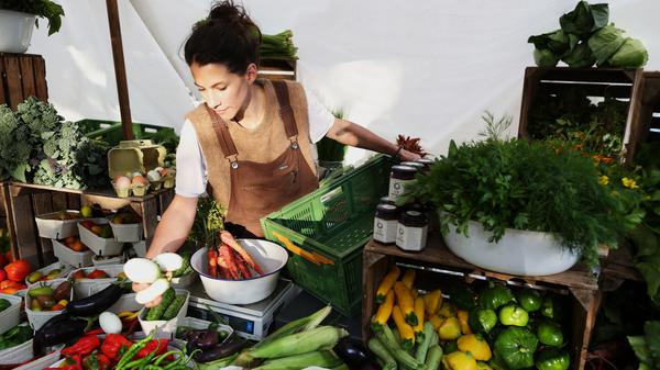 Maria Giménez betreibt den Hof „Wilmars Gaerten“ in Märkisch Wilmersdorf, hier an ihrem Marktstand auf dem Karl-August-Markt. 