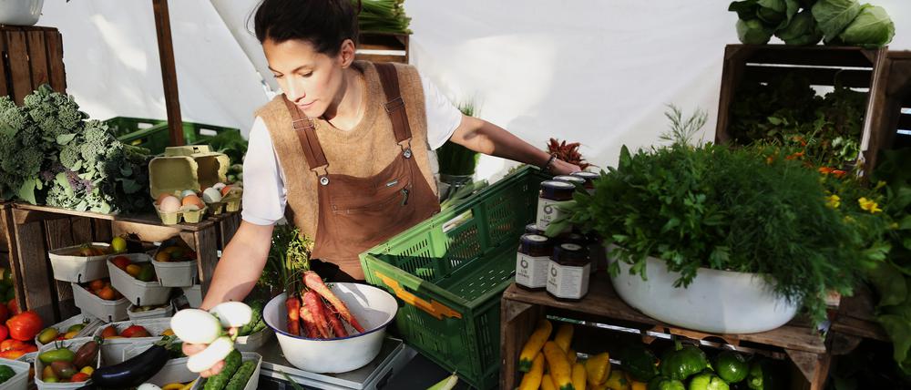 Maria Giménez betreibt den Hof Wilmars Gaerten in Märkisch Wilmersdorf, hier an ihrem Marktstand auf dem Karl August Markt