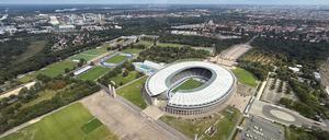 Rundflug Christoph31 mit Boris Buchholz für den Tagesspiegel über Berlin - hier: Olympiastadion, Maifeld, Westend  