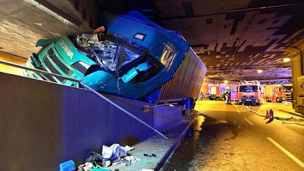 Schwerer LKW-Unfall im Tunnel Tiergarten Spreebogen: Der Fahrer musste durch das Seitenfenster gerettet werden.