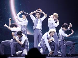 Die Fans sind bei den ersten Nummern noch in Schockstarre: Die K-Pop-Band Enhypen spielte ihr erstes abendfüllendes Konzert in Berlin.