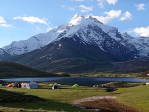 Am Maidakul-See, in der Nähe des Kyzylsu-Gletschers, schlugen die Forschenden 2021 ihr Lager im nordwestlichen Pamir-Gebirge in Tadschikistan auf.