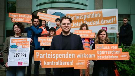 Mitglieder von Lobbycontrol demonstrieren vor einer Verhandlung über eine Klage gegen die Bundestagsverwaltung wegen Großspenden für die Berliner CDU. (Archivbild) 
