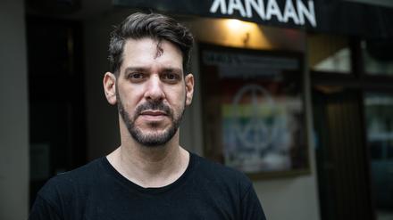 Inhaber Oz Ben David steht vor dem Restaurant Kanaan. Unbekannte haben das israelisch-palästinensische Restaurant in Berlin-Prenzlauer Berg verwüstet.