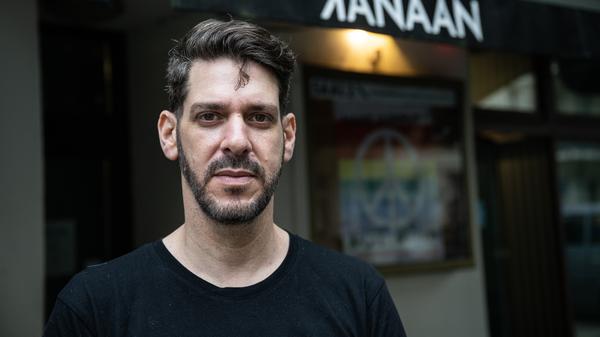 Inhaber Oz Ben David steht vor dem Restaurant Kanaan. Unbekannte haben das israelisch-palästinensische Restaurant in Berlin-Prenzlauer Berg verwüstet.