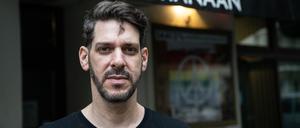 Inhaber Oz Ben David steht vor dem Restaurant Kanaan. Unbekannte haben das israelisch-palästinensische Restaurant in Berlin-Prenzlauer Berg verwüstet.