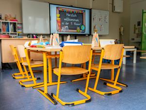 Ein leeres Klassenzimmer.