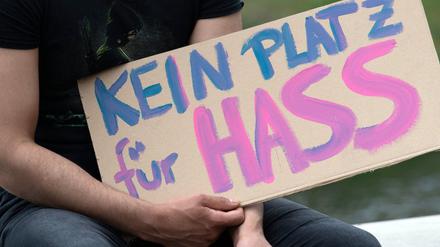 Im zweiten Quartal hat es in Brandenburg mehr als 100 Straftaten gegen Politikerinnen und Politiker sowie gegen Parteibüros gegeben. (Archivbild)