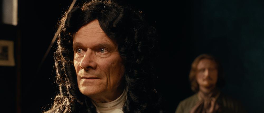 Der Meister und sein Diener. Leibniz (Edgar Selge) und Liebfried Cantor (Michael Kranz).