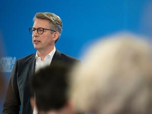 Bayern Kunstminister Markus Blume will mit der Rückgabe der Werke einen „Versuch der Wiedergutmachung in Richtung der Opfer“ unternehmen. (Archivbild).