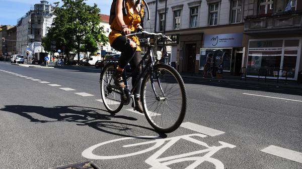 Eine Fahrradfahrerin in Neukölln.  