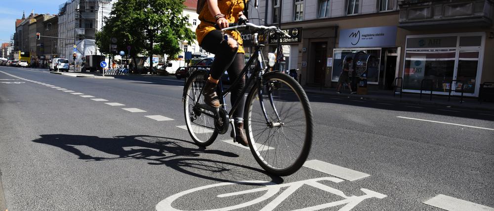 Eine Fahrradfahrerin in Neukölln.