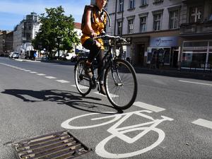 Eine Fahrradfahrerin in Neukölln.  