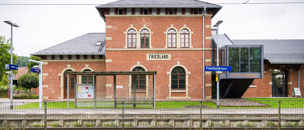 Am Bahnhof Friedland wurde eine 16-Jährige mutmaßlich in den Tod gestoßen. (Archivbild)