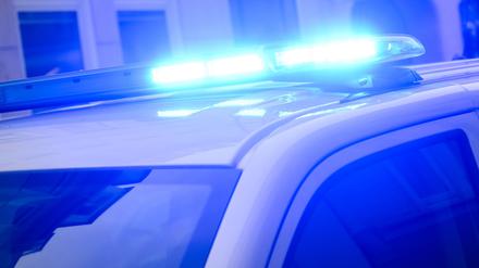 Ein Blaulicht leuchtet auf einem Einsatzfahrzeug der Polizei. (Symbolbild)