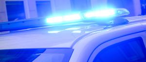 Ein Blaulicht leuchtet auf einem Einsatzfahrzeug der Polizei. (Symbolbild)