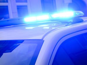Ein Blaulicht leuchtet auf einem Einsatzfahrzeug der Polizei. (Symbolbild)