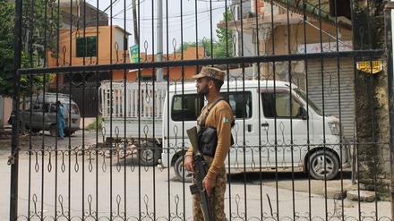 Ein Wachmann steht vor dem Haji-Abschiebezentrum in der pakistanischen Hauptstadt.