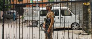 Ein Wachmann steht vor dem Haji-Abschiebezentrum in der pakistanischen Hauptstadt.