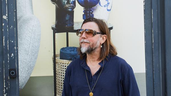 Mark Leckey ist 1964 in Birkenhead, Nordengland, geboren. Er wollte eigentlich immer nur Musikvideos machen.