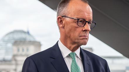 Bundeskanzler Friedrich Merz (CDU) kommt zur Aufzeichnung des ProSieben/Sat.1-Sommerinterviews im Studio am Pariser Platz.