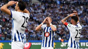 Haris Tabakovic, Palko Dardai und Marco Richter (v. li.) verlieren im August 2023 mit Hertha BSC gegen den SV Wehen Wiesbaden.  