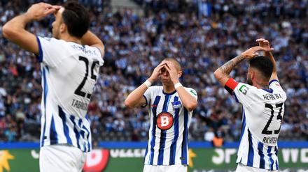 Haris Tabakovic, Palko Dardai und Marco Richter (v. li.) verlieren im August 2023 mit Hertha BSC gegen den SV Wehen Wiesbaden.  