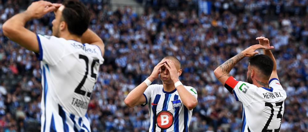 Haris Tabakovic, Palko Dardai und Marco Richter (v. li.) verlieren im August 2023 mit Hertha BSC gegen den SV Wehen Wiesbaden.
