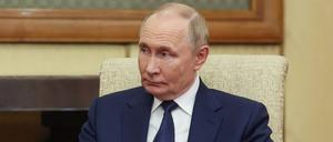 Der russische Präsident Wladimir Putin ist während eines Treffens mit dem serbischen Präsidenten Vucic im Diaoyutai State Guesthouse in Peking, China.
