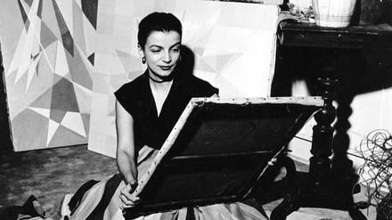 Die Künstlerin Lygia Clark in ihrem Atelier in Rio de Janeiro in den 1950er- Jahren