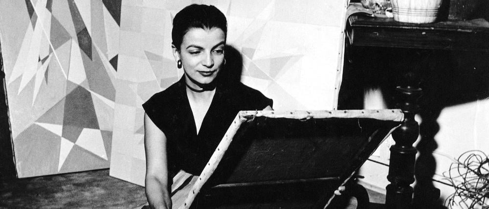 Die Künstlerin Lygia Clark in ihrem Atelier in Rio de Janeiro in den 1950er- Jahren