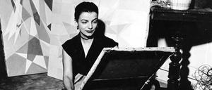 Die Künstlerin Lygia Clark in ihrem Atelier in Rio de Janeiro in den 1950er- Jahren