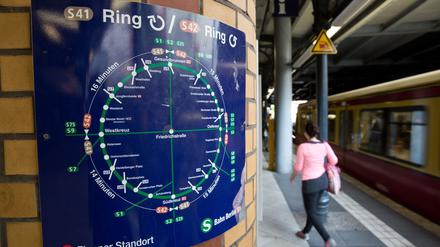 Ein Streckenplan informiert über den Verlauf der Linien S41 und S42.