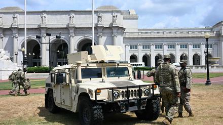  Mitglieder der US-Nationalgarde patrouillieren am 14. August 2025 vor der Union Station in Washington, D.C