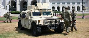  Mitglieder der US-Nationalgarde patrouillieren am 14. August 2025 vor der Union Station in Washington, D.C